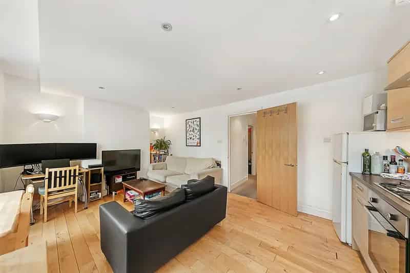 2 Bedroom Apartment Clapham High Street Private Terrace Modern Kitchen