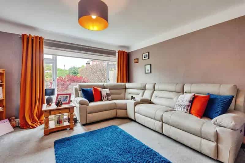Semi Detached House Near Amenities Three Bedrooms Garage