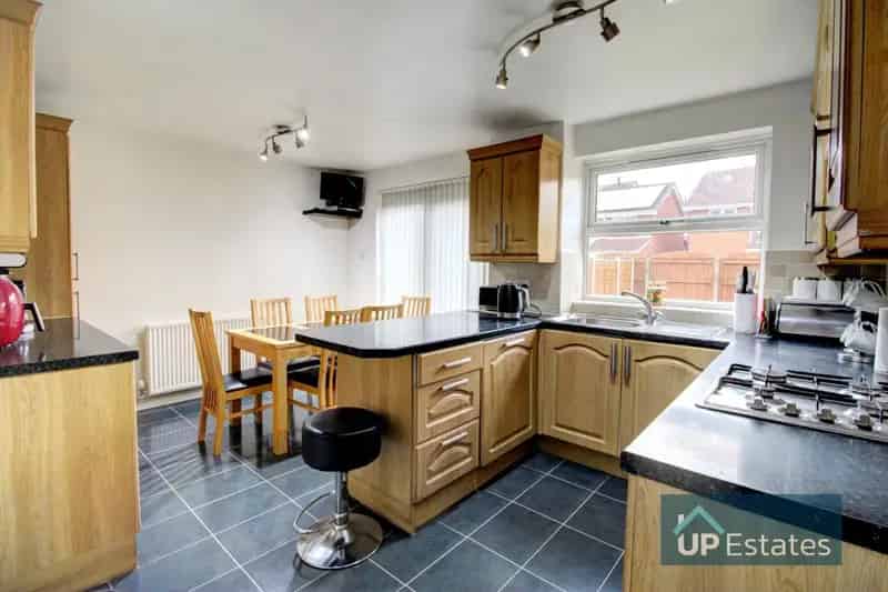 3 Bedroom Link Detached House for Rent