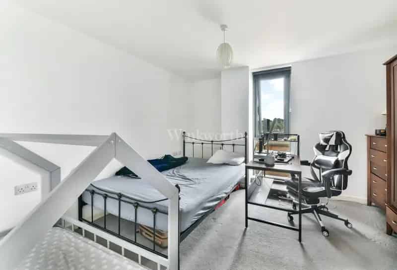 2 Bedroom Apartment London - Modern, Balcony, Parking