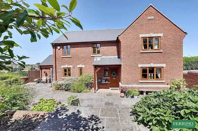 4 Bedroom Detached House for Sale in Harrow Hill