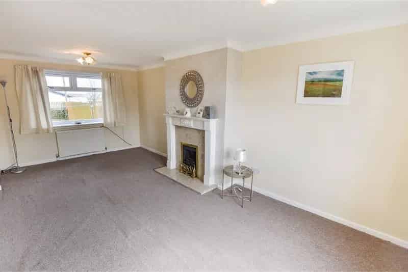 2 Bed End Terraced House with Garage and Garden