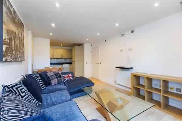 Two Bedroom Apartment with Patio and Communal Garden