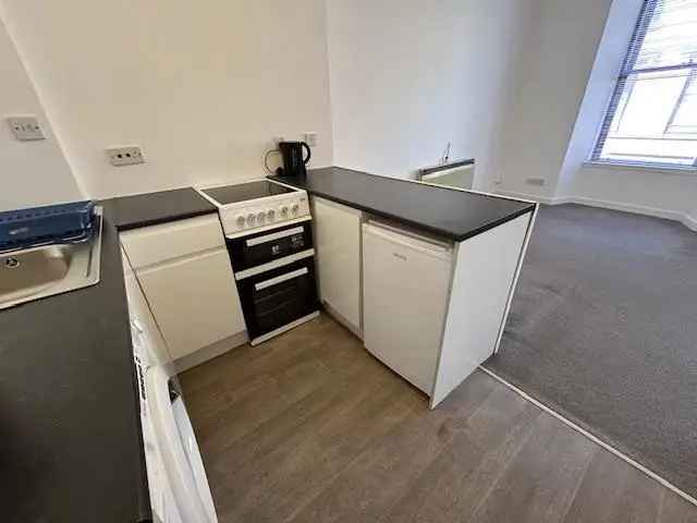 Studio Flat to Rent - Newly Decorated with Modern Kitchen