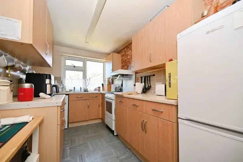 1 Bedroom Flat for Sale - Spacious Apartment with Private Entrance