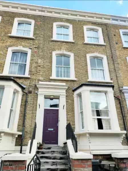 Spacious Victorian Maisonette - 2 Double Bedrooms - Pet Friendly