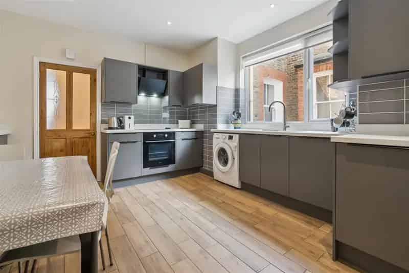 3 Bedroom Maisonette Tooting Large Garden 1087 sq ft