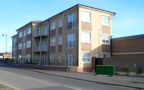 Convenient Home Near Shops and Train Station