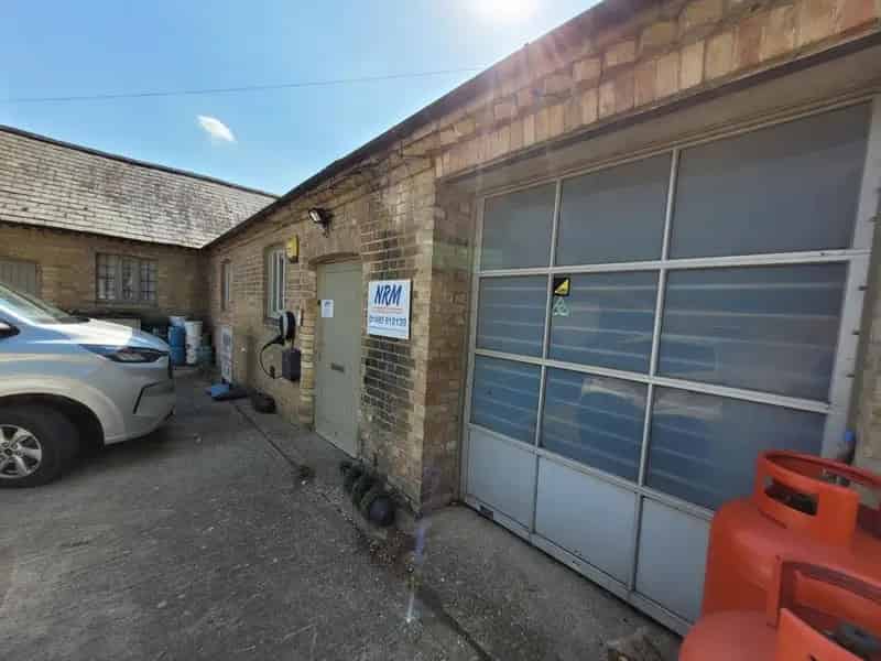 Business Unit near A1 with Parking