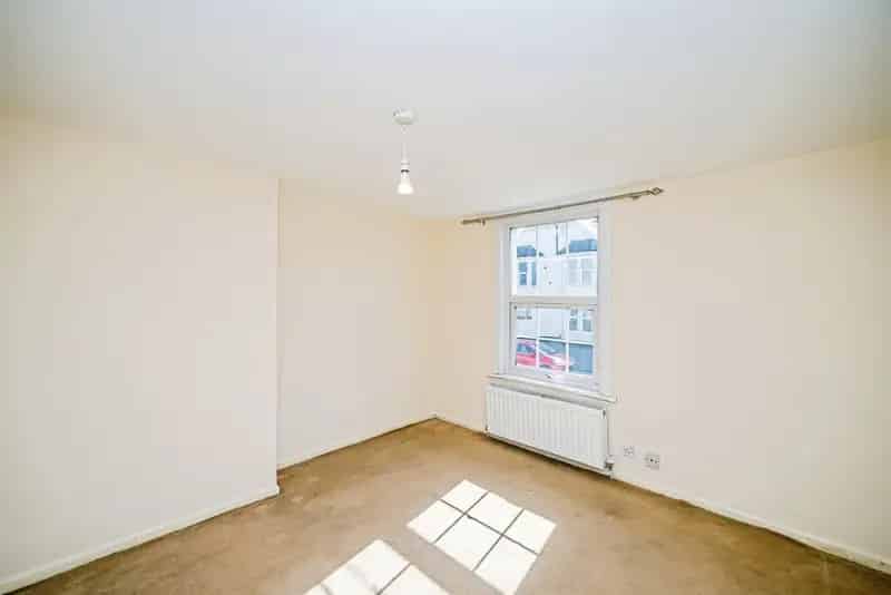 Two Bedroom Terraced House Near Aylesbury Train Station