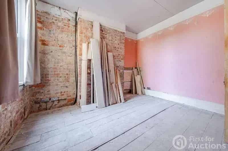1 Bed Flat for Sale - Full Renovation Project Near Newbury Train Station