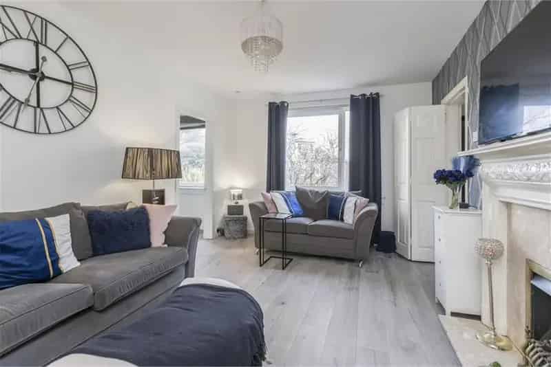4 Bed Flat Double Upper Villa Near Amenities