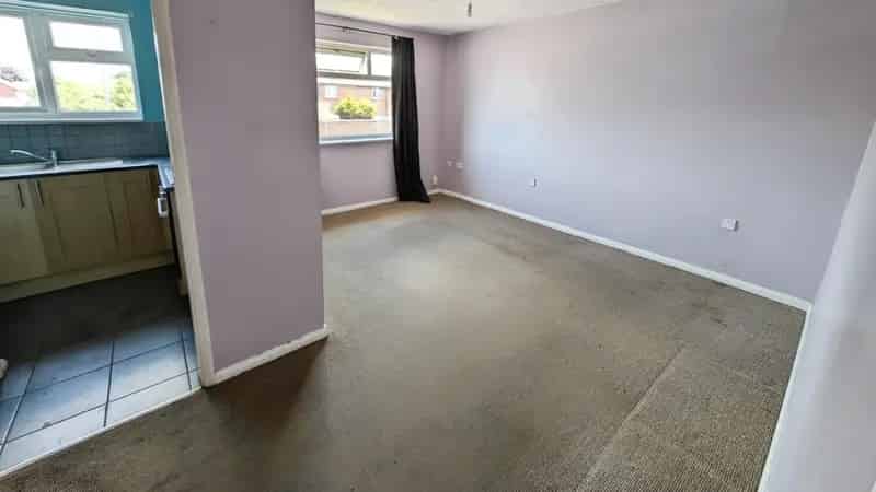 1 Bedroom Flat For Sale By Modern Auction 570 SQ FT