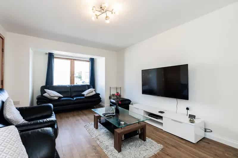 3 Bedroom Semi-Detached House with Detached Garage