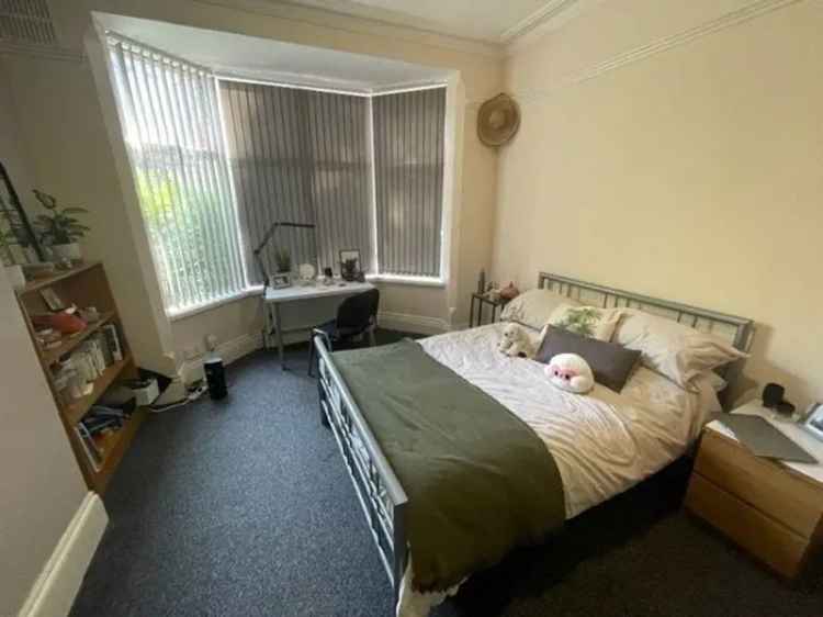 6 bedroom terraced house to rent