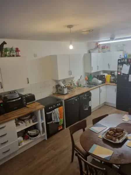 Open Plan Kitchen Flat Near Excellent Transport Links