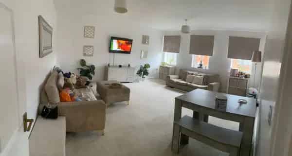 Large 3 Bed Flat Top Floor Clements Park 2 Parking Spaces