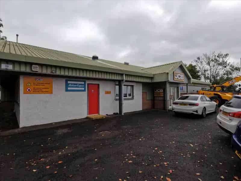 5242 sq ft Industrial Unit with Ample Parking and Yard