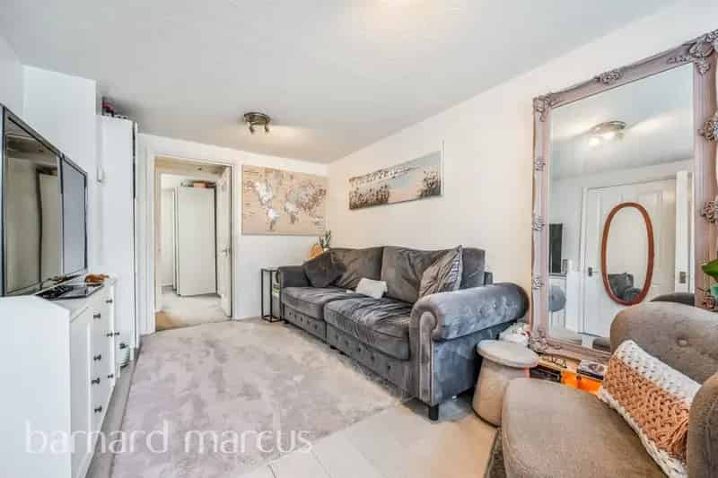 Spacious Flat with Parking and Communal Gardens Near Tramlink