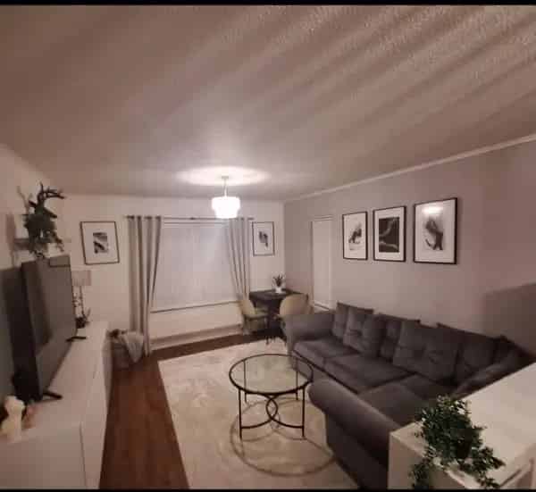 Large 2-Bed Flat Near Lister Hospital