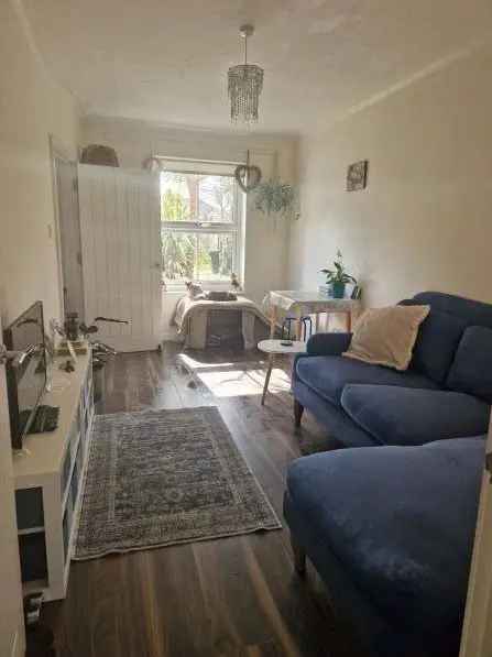 4 Bed End Terrace House Good Size Kitchen Garden Private Road
