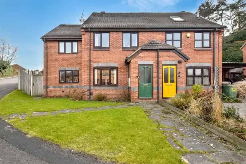 Spacious Family Home with Detached Garage and Four Bedrooms