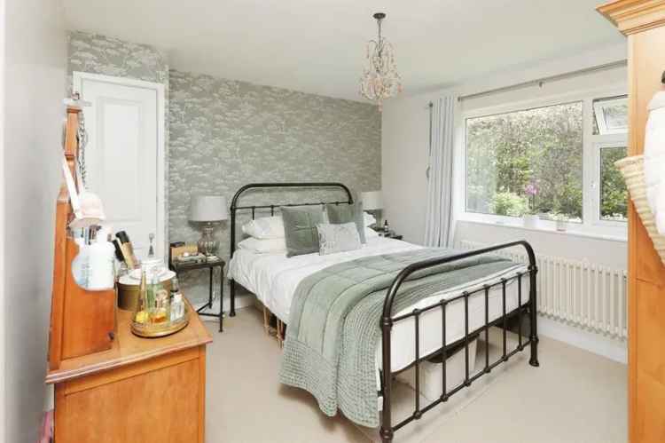 Charming 2-Bed Maisonette with Private Garden and Garage