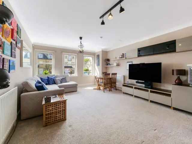 2 Bedroom Flat for Sale Kip Marina