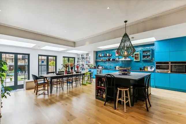 6 Bedroom Semi-Detached House for Sale in Ealing W3