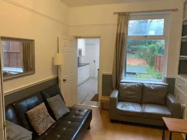 5 Bedroom Semi Detached House Near University