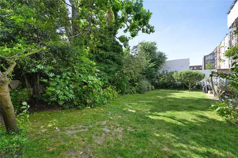 3 Bedroom House in London - Needs Modernisation