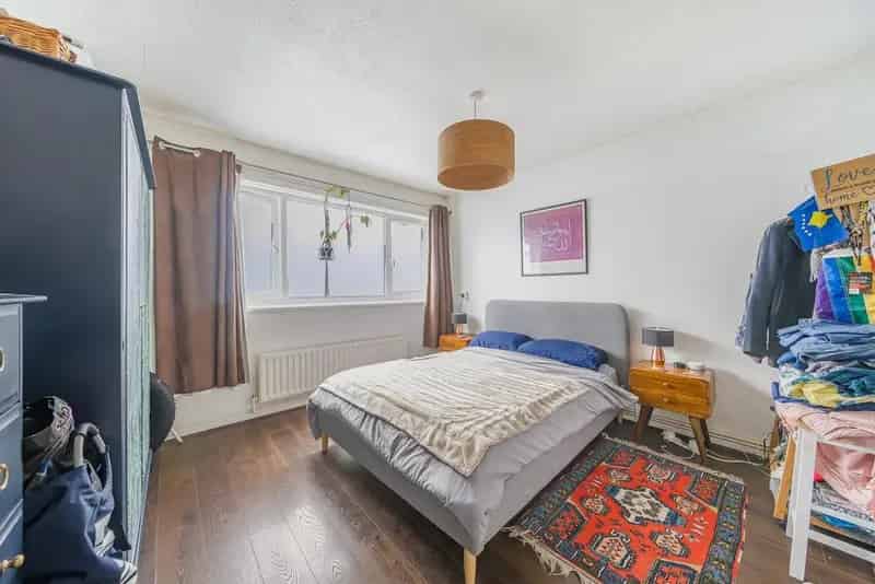1 Bedroom Apartment with London Views and Balcony