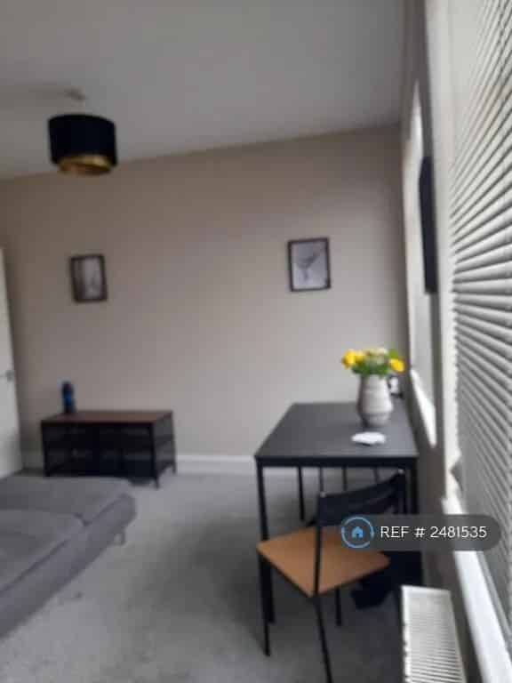 2 Bedroom Flat in Quiet Residential Street