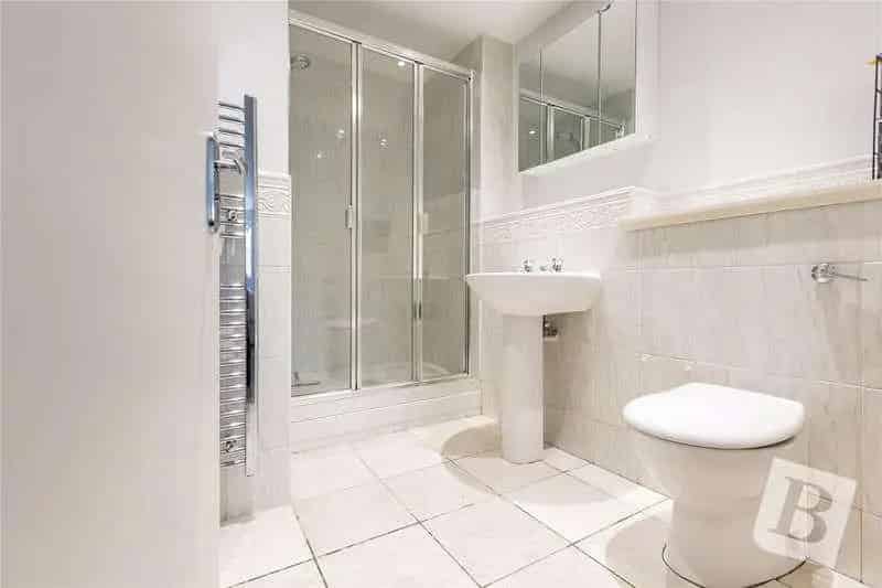 2 bed flat for sale