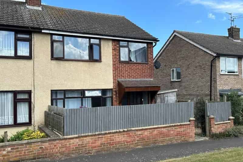 Family Home with Garden Cabin - Extended Accommodation - No Onward Chain