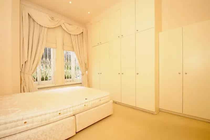 Spacious One-Bedroom Flat in Period Conversion