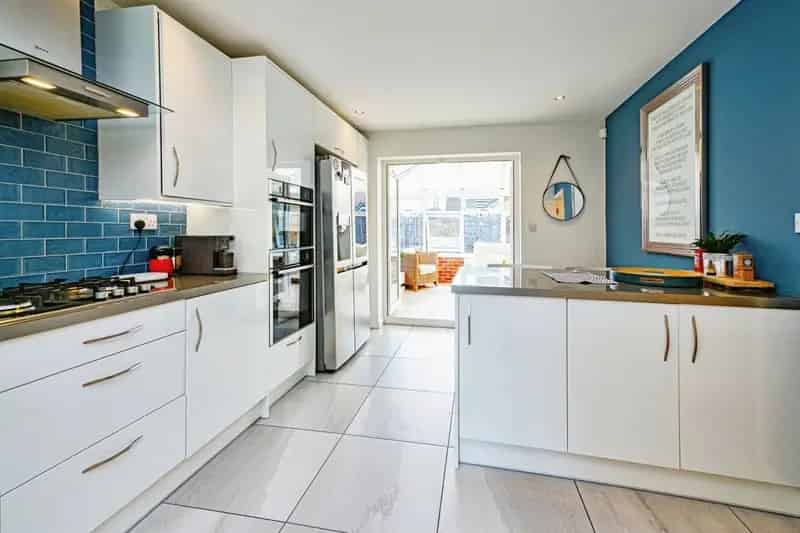 Spacious Family Home with 4 Bedrooms and Conservatory