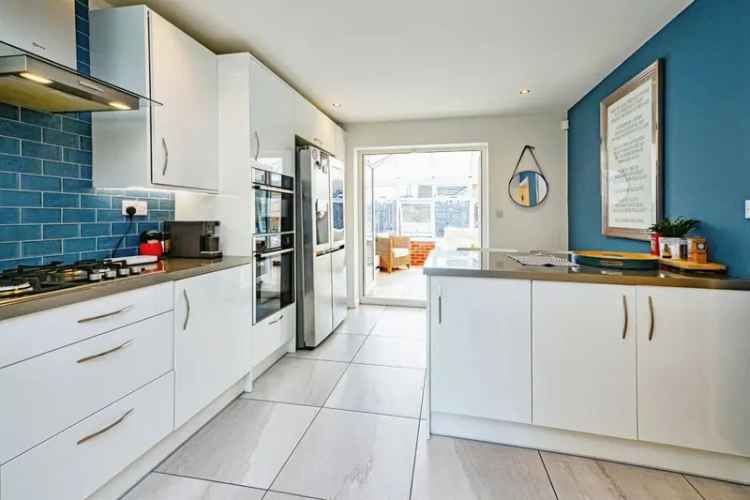 Spacious Family Home with 4 Bedrooms and Conservatory