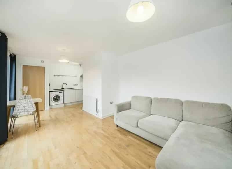 One Double Bedroom Apartment with Private Balcony and Roof Terrace