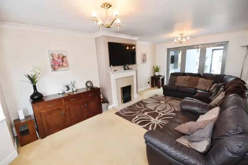 6 Bed Family Home with Double Garage and Large Garden