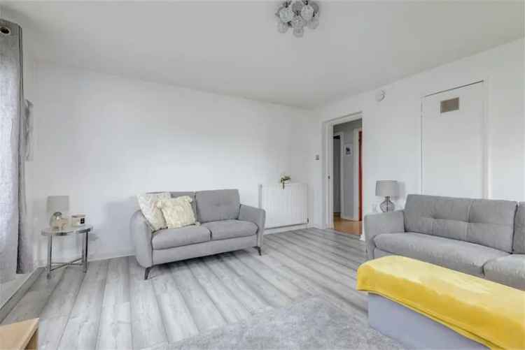 2 Bed Flat - Second Floor with 1 Reception Room