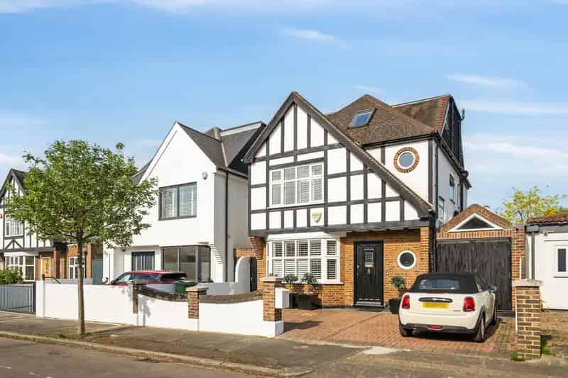 4 Bedroom Detached House for Rent Barnes London