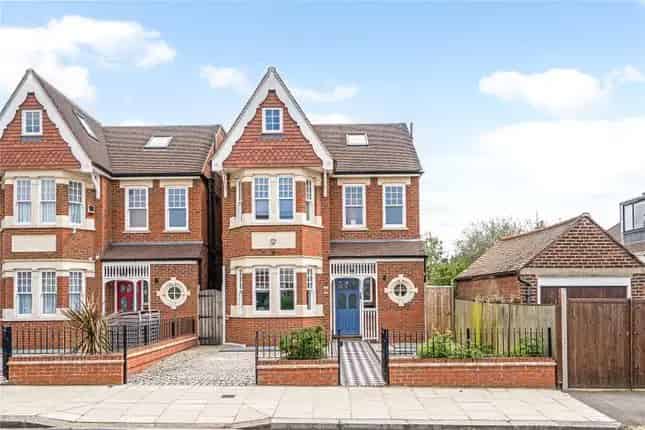 Detached House for Sale in Ealing W5