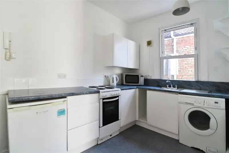 Studio Apartment North Street Available Now