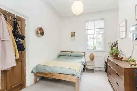 1 room flat of 70 m² in London