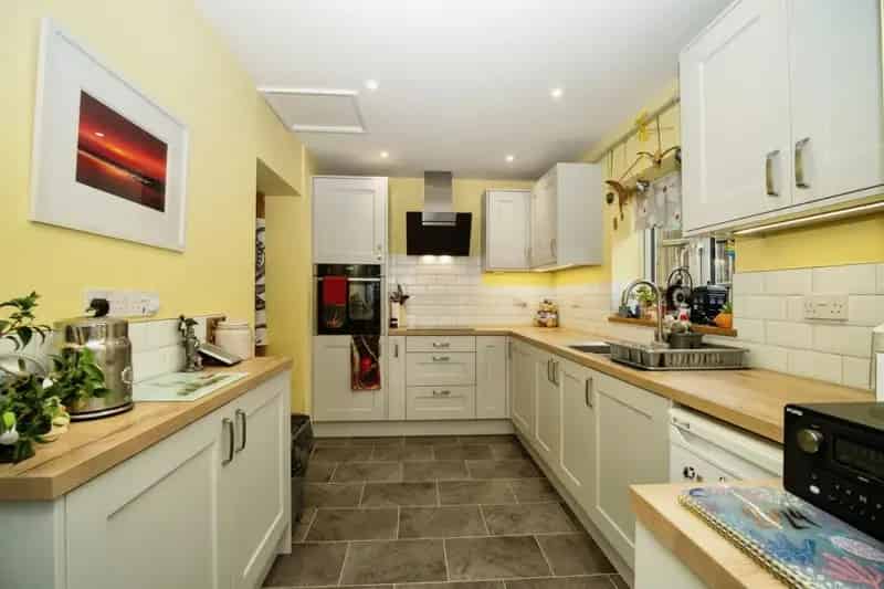 3 Bed End Terrace House with Modern Kitchen and Wrap Around Garden