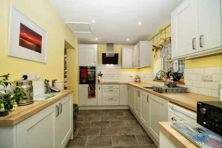 3 Bed End Terrace House with Modern Kitchen and Wrap Around Garden