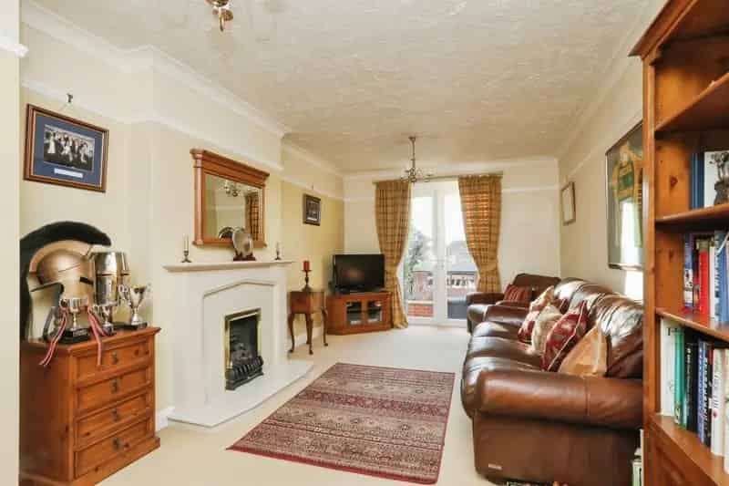 Three Bedroom Semi-Detached House Near UEA