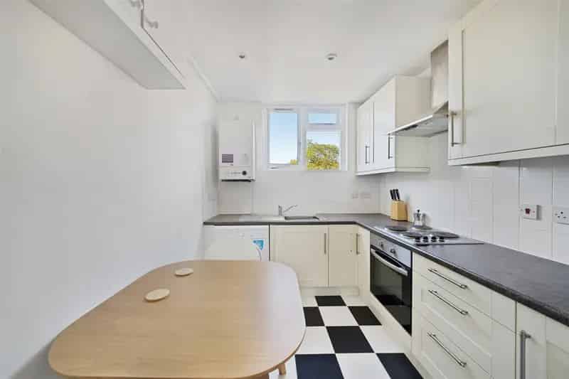 2 Bedroom Flat to Rent near Bow Road Station