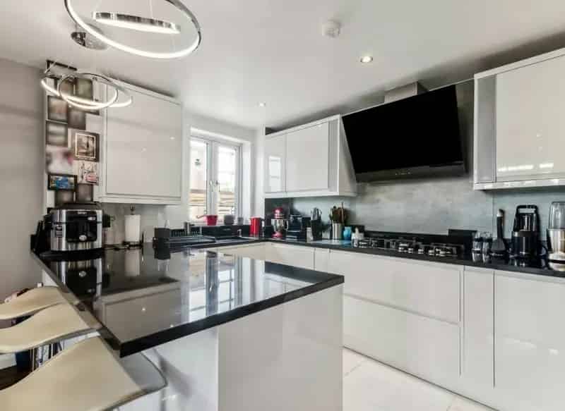 Spacious 2 Bed 2 Bath River View Apartment near Canada Water